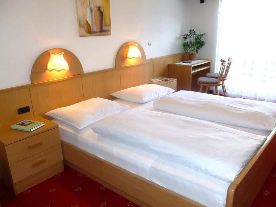 Bed, Seating area