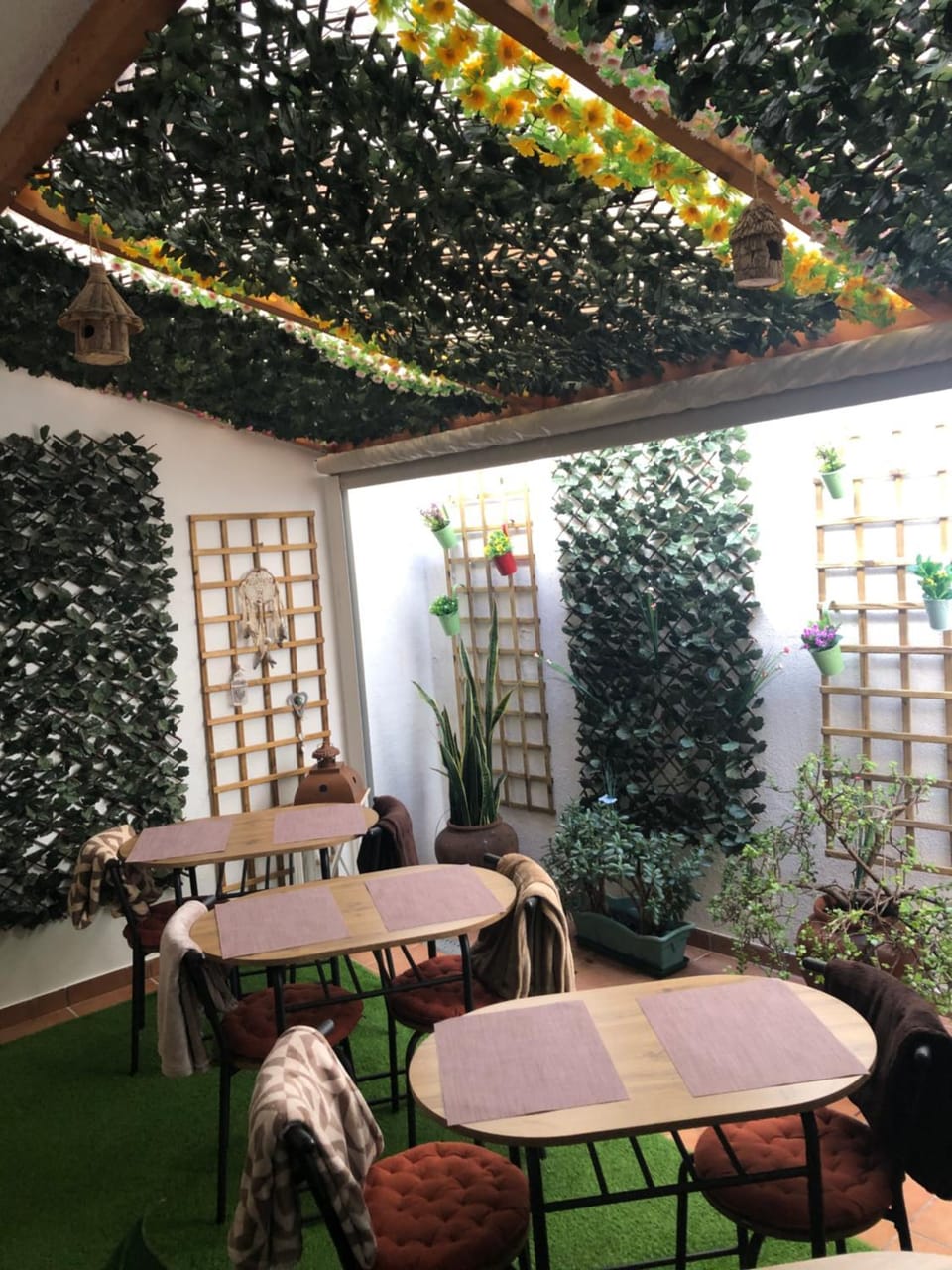 Seating area, Dining area