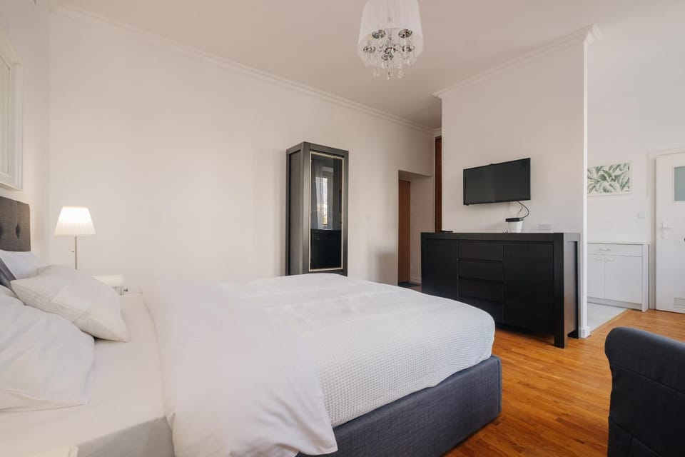 Bed, TV and multimedia, Photo of the whole room, Bedroom