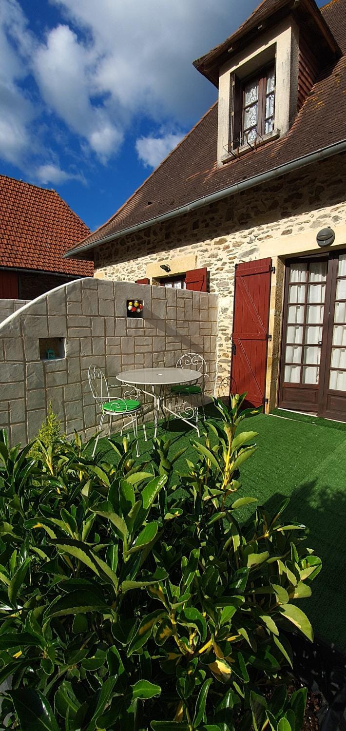 Property building, Facade/entrance, Garden view