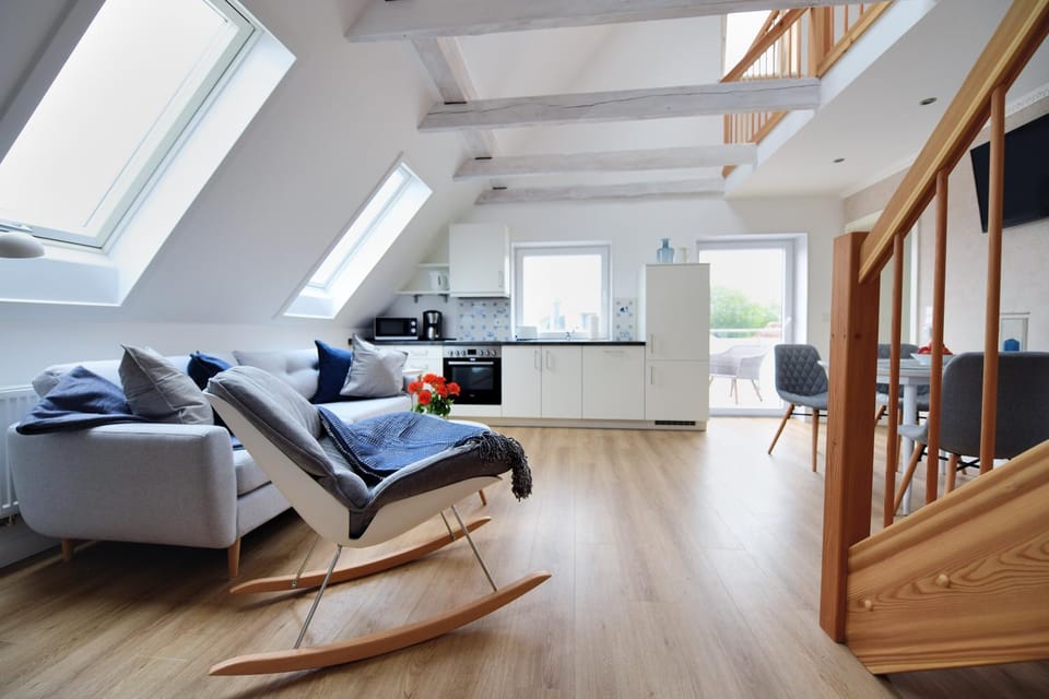 Kitchen or kitchenette, Living room, Seating area, Dining area