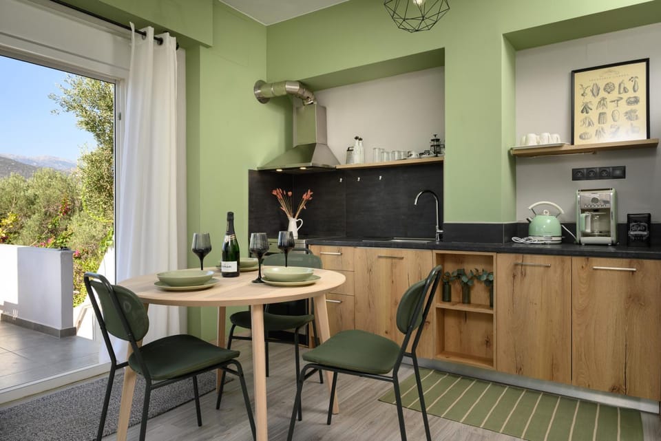 Coffee/tea facilities, Kitchen or kitchenette, Dining area, stove