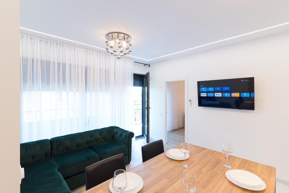 Communal lounge/ TV room, TV and multimedia, Living room, Seating area, Dining area, Evening entertainment