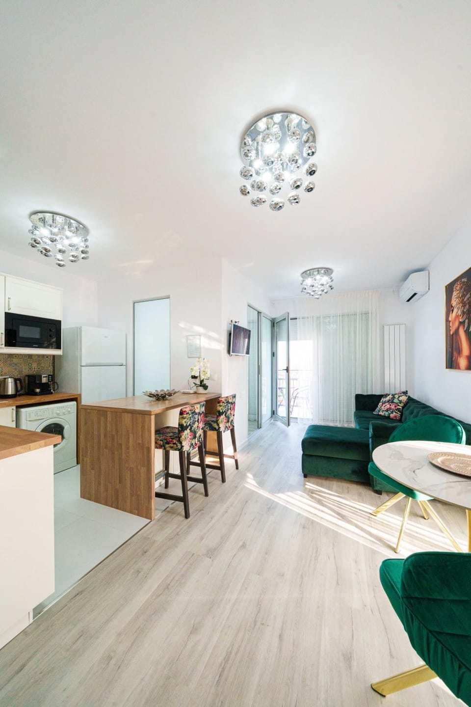 TV and multimedia, Kitchen or kitchenette, Living room, Seating area, Dining area