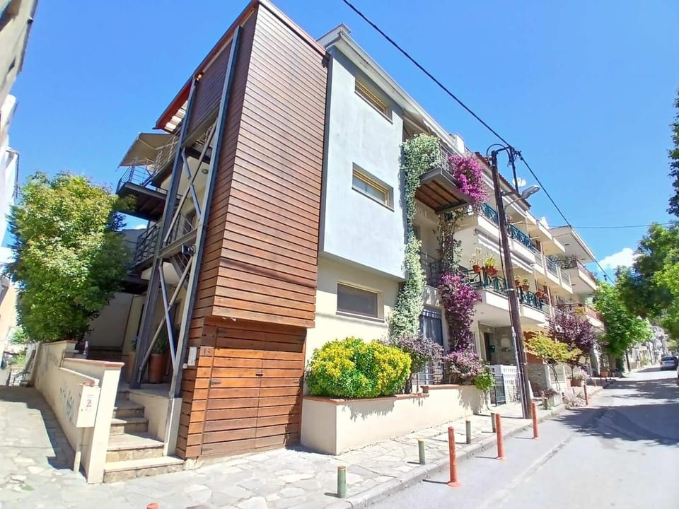 Quiet Urban Studio with Private Backyard Apartment in Thessaloniki