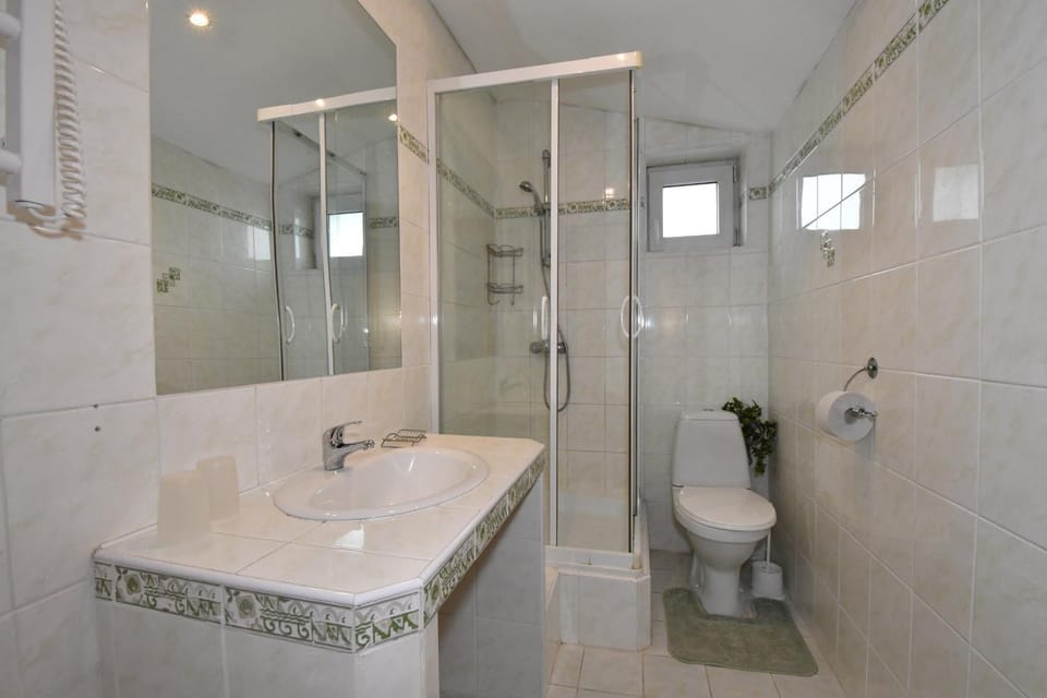 Shower, Toilet