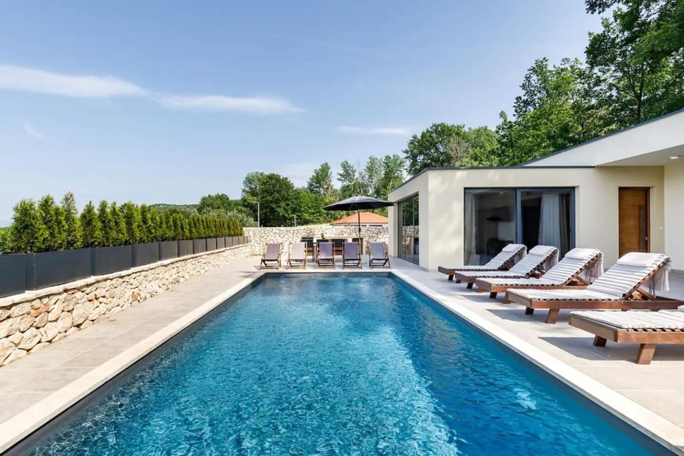 Property building, Patio, Day, Natural landscape, Pool view, Swimming pool, sunbed