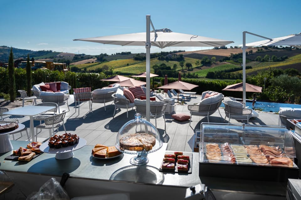 Day, Natural landscape, Food and drinks, Mountain view, Swimming pool, Lunch, Drinks, Alcoholic drinks, sunbed