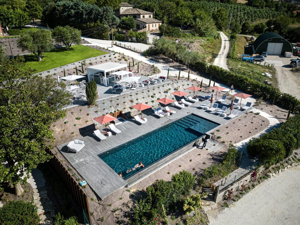 Restaurant/places to eat, Day, Natural landscape, Bird's eye view, Autumn, Pool view, Swimming pool, Parking, sunbed