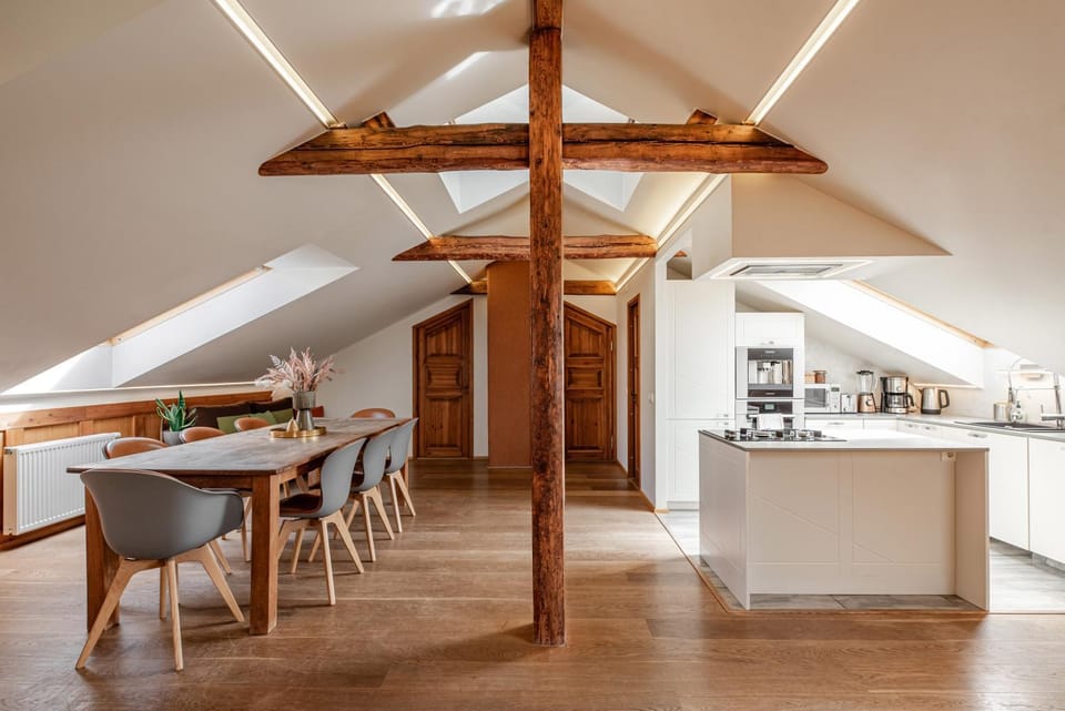 TV and multimedia, Kitchen or kitchenette, Living room, Seating area, Dining area