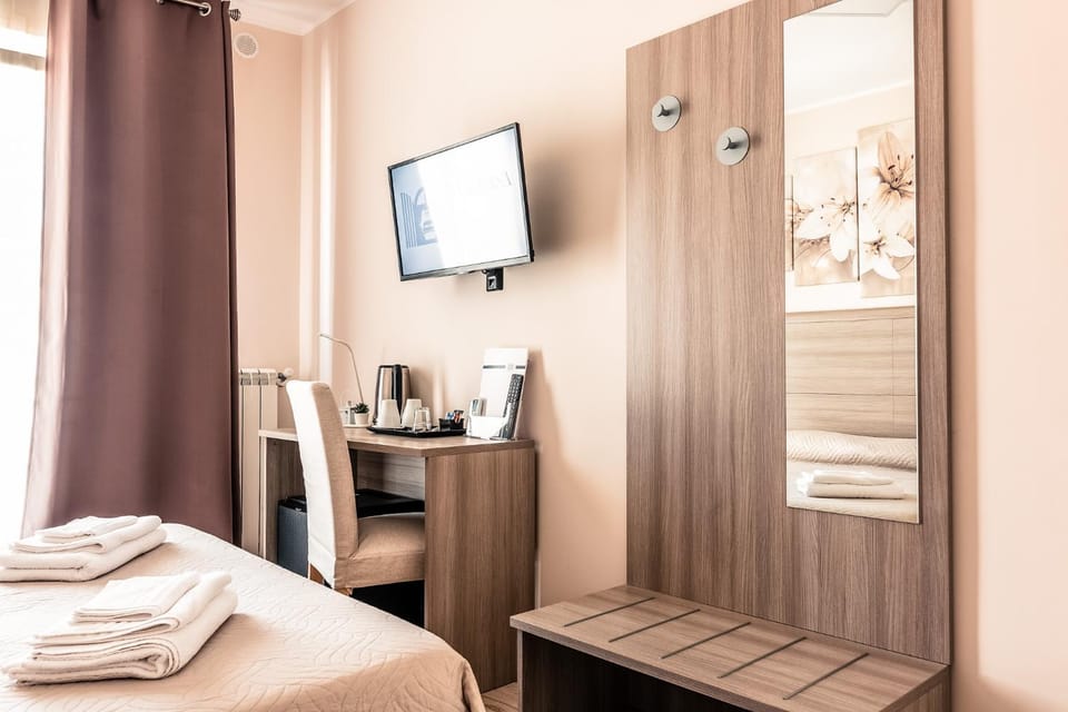 Bed, TV and multimedia, Photo of the whole room, Bedroom