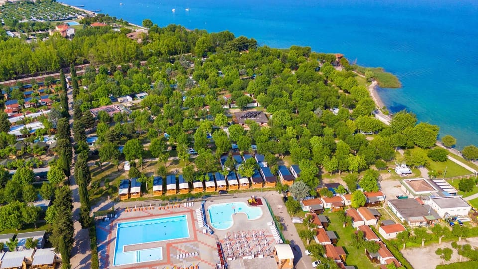 Property building, Bird's eye view, Lake view, Swimming pool