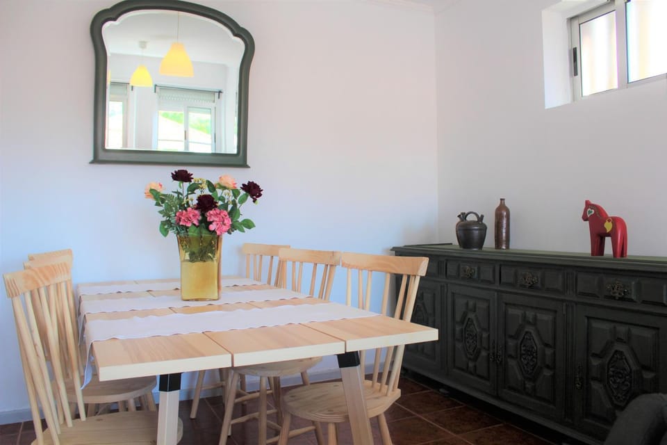 Communal lounge/ TV room, TV and multimedia, Coffee/tea facilities, Living room, Seating area, Dining area
