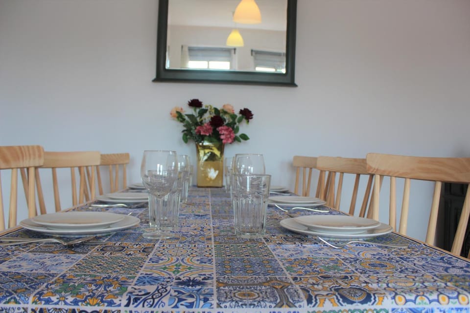 Communal lounge/ TV room, TV and multimedia, Coffee/tea facilities, Living room, Seating area, Dining area