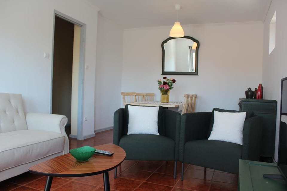 Property building, Communal lounge/ TV room, TV and multimedia, Coffee/tea facilities, Balcony/Terrace, Balcony/Terrace, Living room, Other, Other, Photo of the whole room, Decorative detail, Decorative detail, Seating area, Dining area, Communal kitchen, On site, Pets, Pets, Guests, Guests, City view, City view, Street view, Street view, children, children, young children, young children, older children, older children, group of guests, group of guests, Family, Family