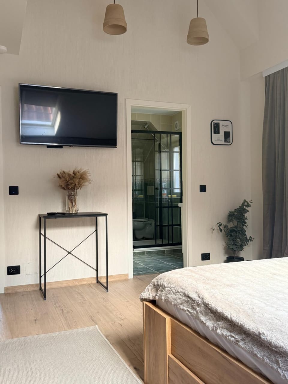 Bed, Bathroom, TV and multimedia, Bedroom