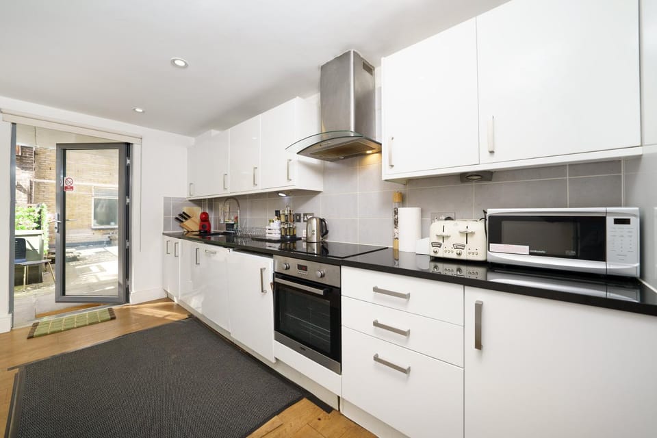 Coffee/tea facilities, Kitchen or kitchenette, dishwasher, oven, stove, toaster