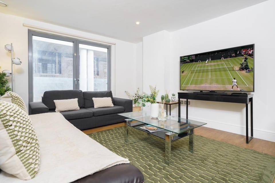 Communal lounge/ TV room, TV and multimedia, Living room, Seating area, Evening entertainment