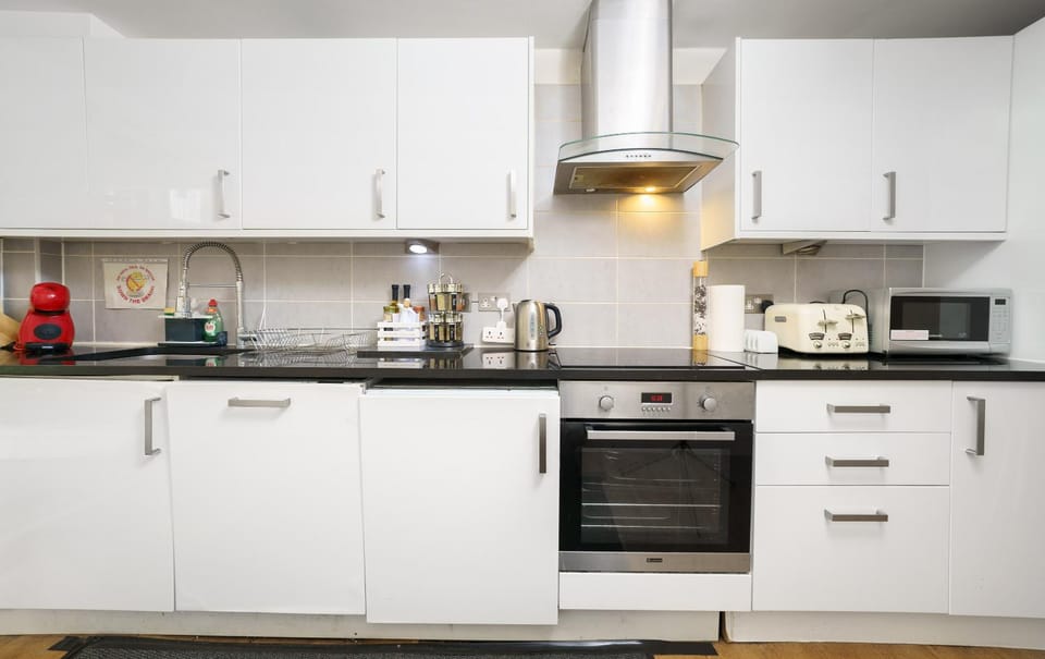 Coffee/tea facilities, Kitchen or kitchenette, dishwasher, stove, toaster