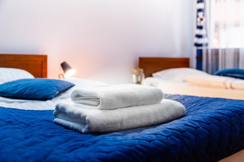 Bed, towels
