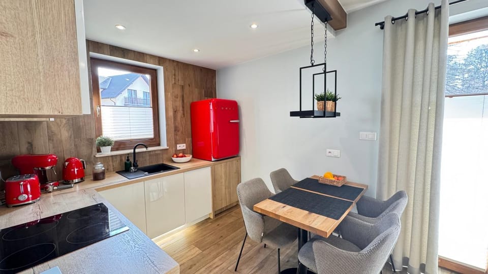 Coffee/tea facilities, Kitchen or kitchenette, Dining area