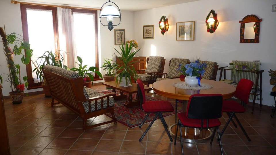 Communal lounge/ TV room