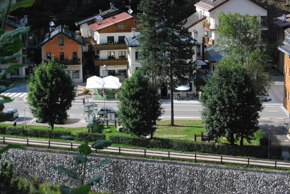 Decorative detail, Area and facilities