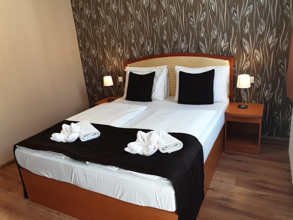 Bed, Bedroom, Garden view, Inner courtyard view
