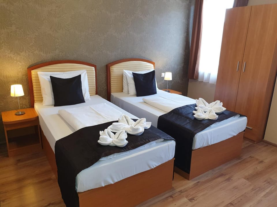 Bed, TV and multimedia, View (from property/room), Bedroom, Street view, Quiet street view
