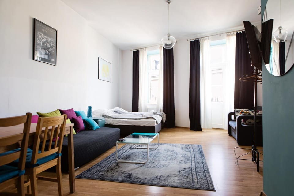 TV and multimedia, Living room, Photo of the whole room, Seating area, locker