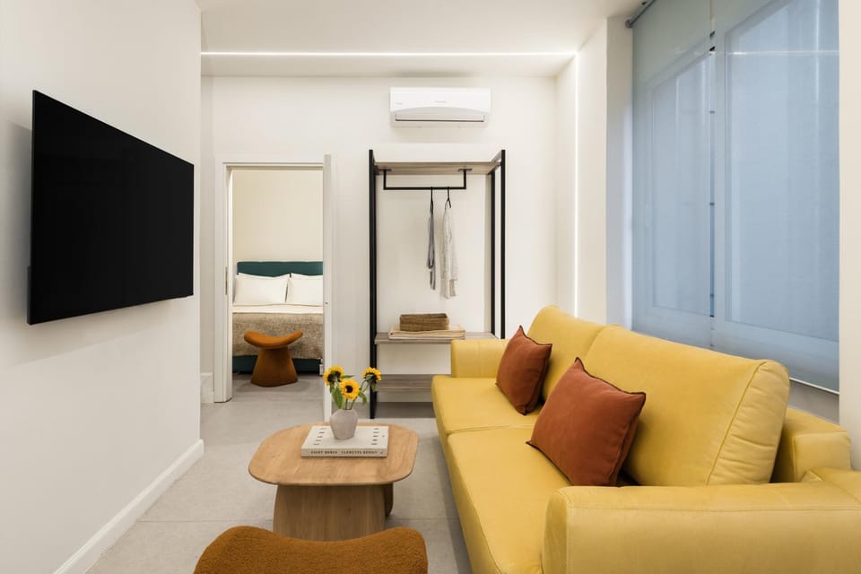TV and multimedia, Living room, Seating area, Evening entertainment, air conditioner