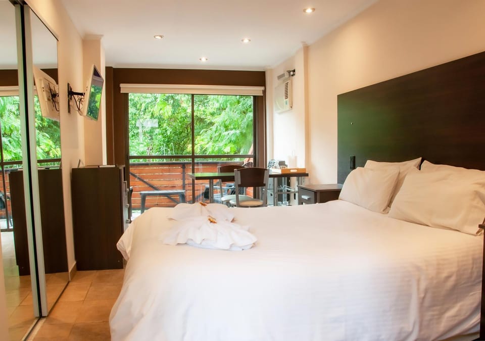 Bed, TV and multimedia, Photo of the whole room, Bedroom, towels