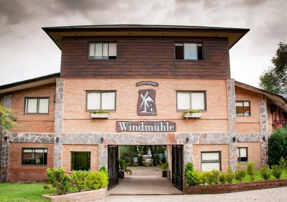 Property building, Facade/entrance, Property logo or sign, Logo/Certificate/Sign, Street view