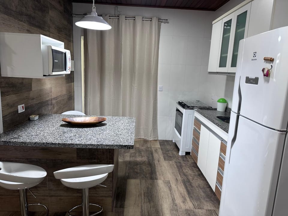 Kitchen or kitchenette, Dining area, minibar, oven, pet friendly, stove