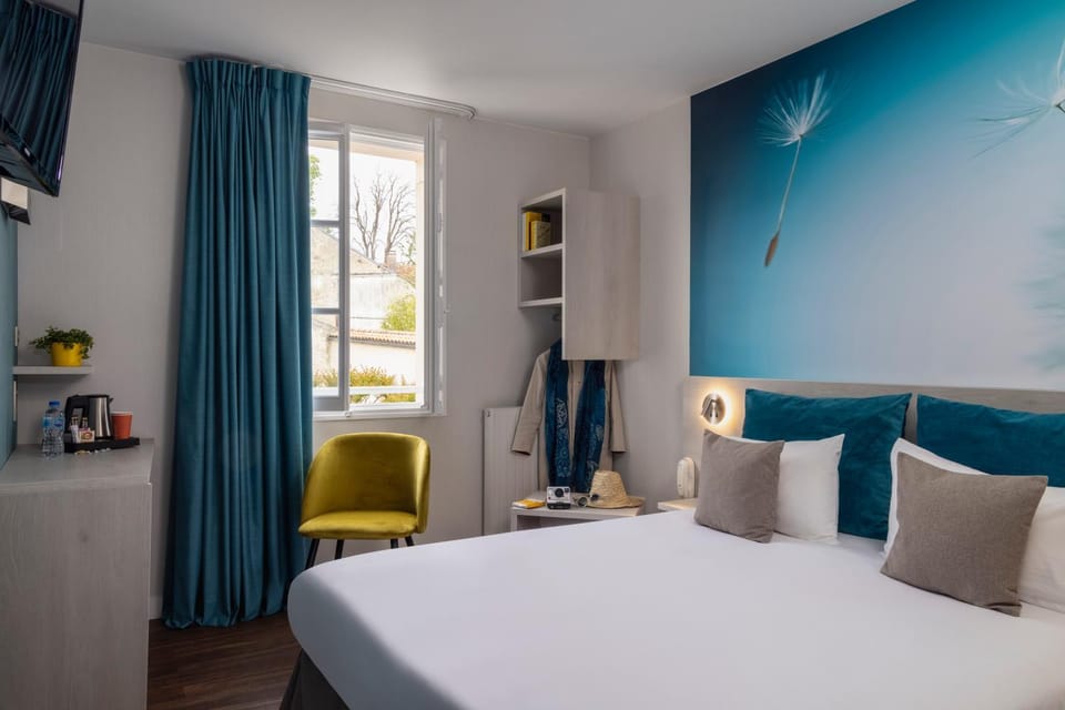 Bed, TV and multimedia, Photo of the whole room, Bedroom, hair dresser