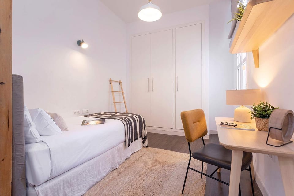 Bed, Photo of the whole room, Bedroom