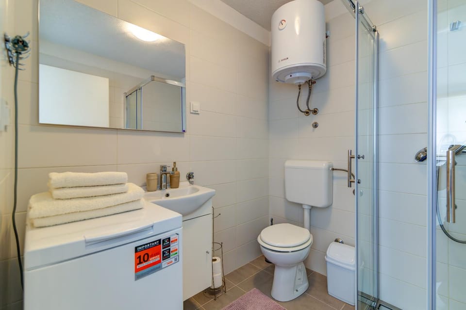 Shower, Toilet, Bathroom, towels