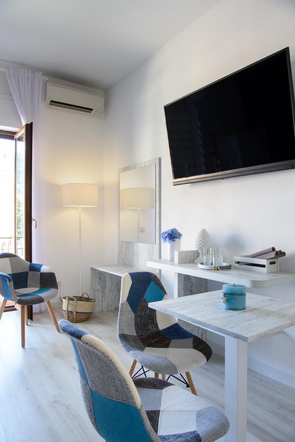 Summer, Photo of the whole room, Decorative detail