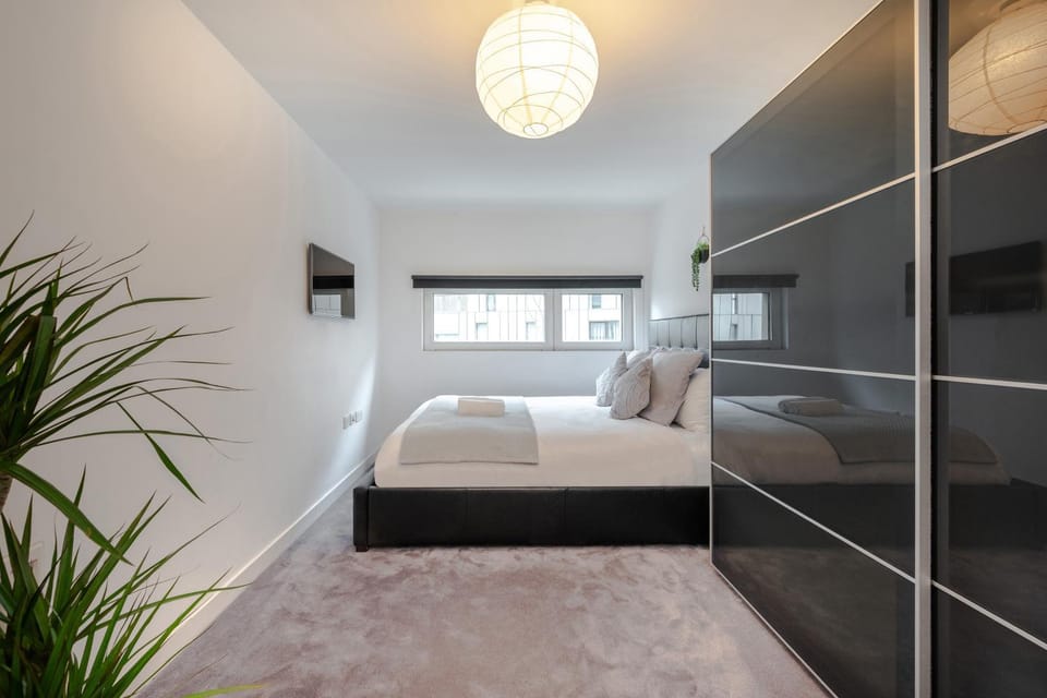 Bed, TV and multimedia, Bedroom, towels, towels, wardrobe