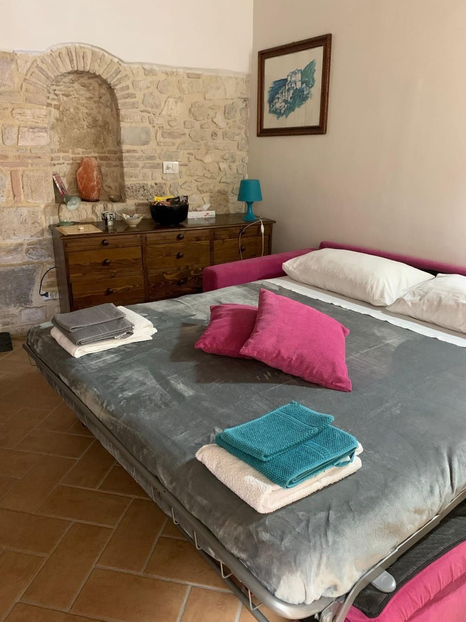 Bed, Photo of the whole room, Decorative detail, Decorative detail, Bedroom, hair dresser