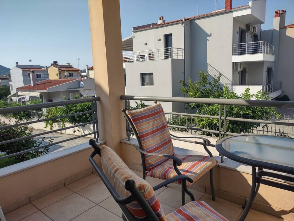Property building, View (from property/room), Balcony/Terrace, Seating area, Dining area