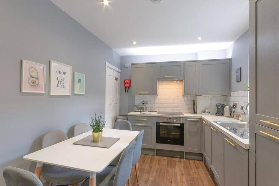 Coffee/tea facilities, Kitchen or kitchenette, Dining area, microwave, oven, storage, stove, toaster, kitchen