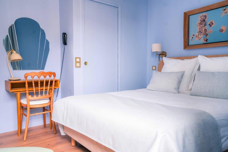 Photo of the whole room, Bedroom