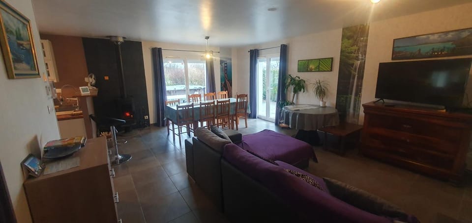 TV and multimedia, Living room, Seating area, Dining area
