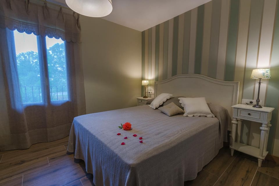 Photo of the whole room, Decorative detail, Bedroom