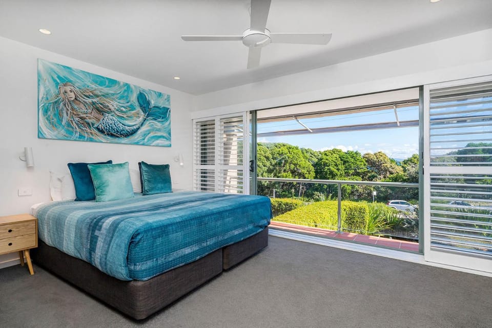 Bed, Natural landscape, View (from property/room), Balcony/Terrace, Photo of the whole room, Decorative detail, Bedroom, fireplace