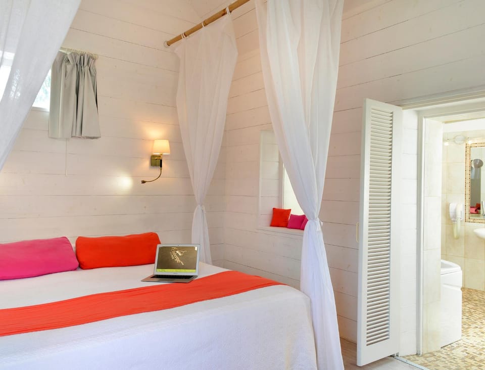 Bed, Photo of the whole room, group of guests, Family