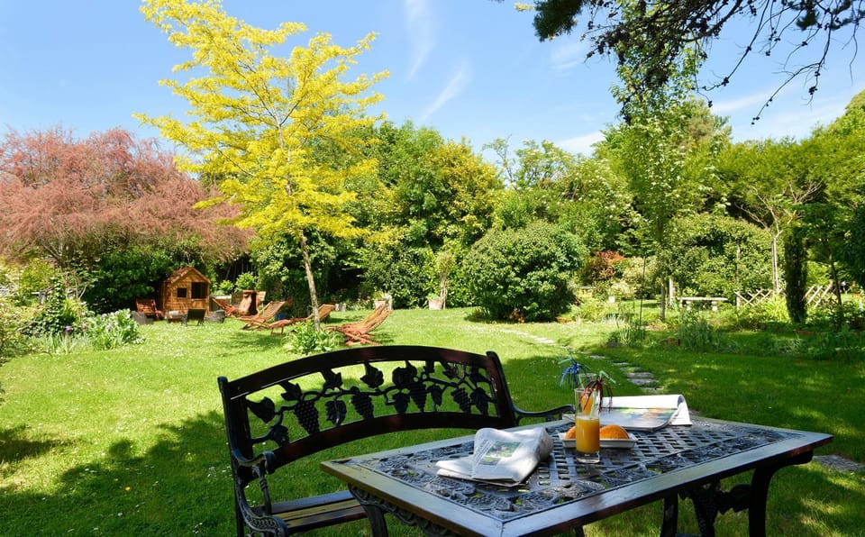 Spring, Day, Natural landscape, Garden, Garden, Dining area, Garden view