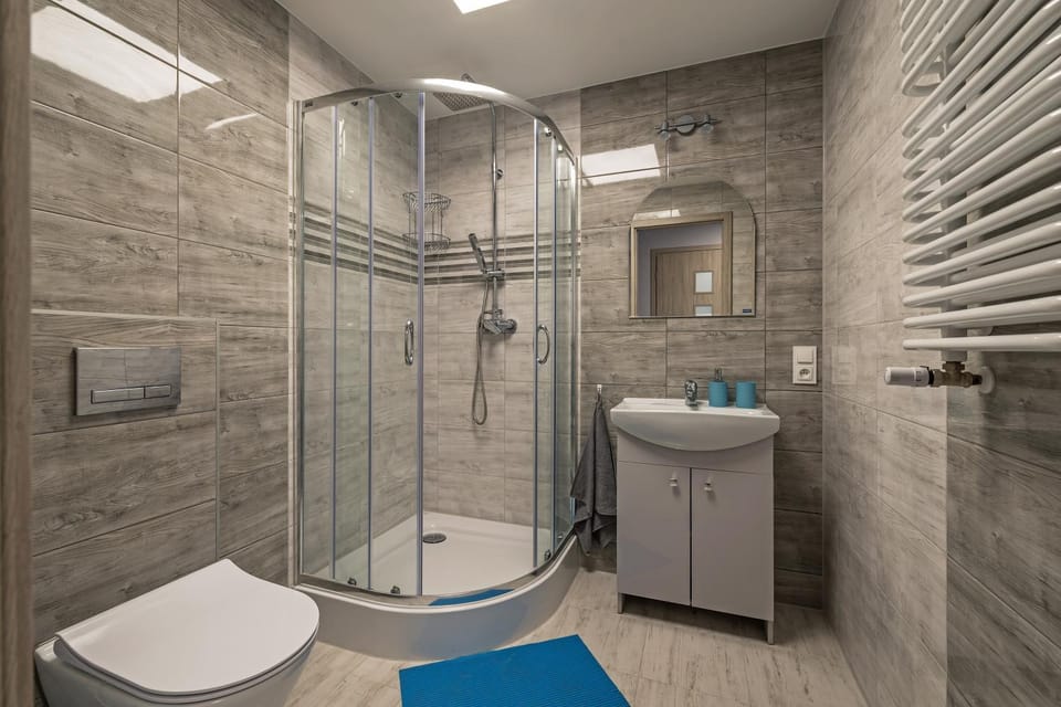 Shower, Toilet