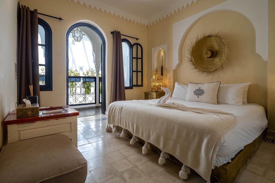 Bed, Living room, Photo of the whole room, Seating area, Bedroom